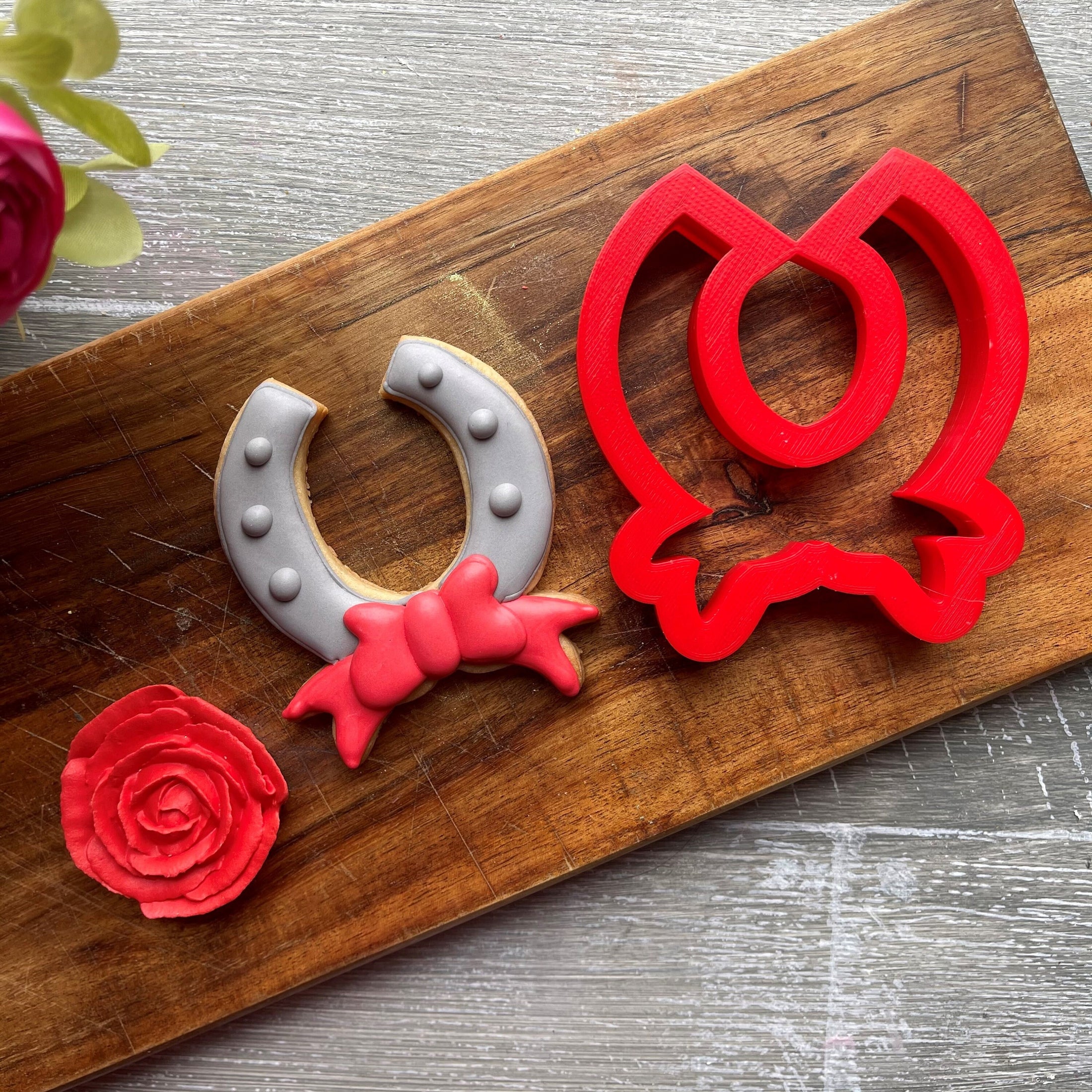 4 inch horse shoe with bow cookie cutter file