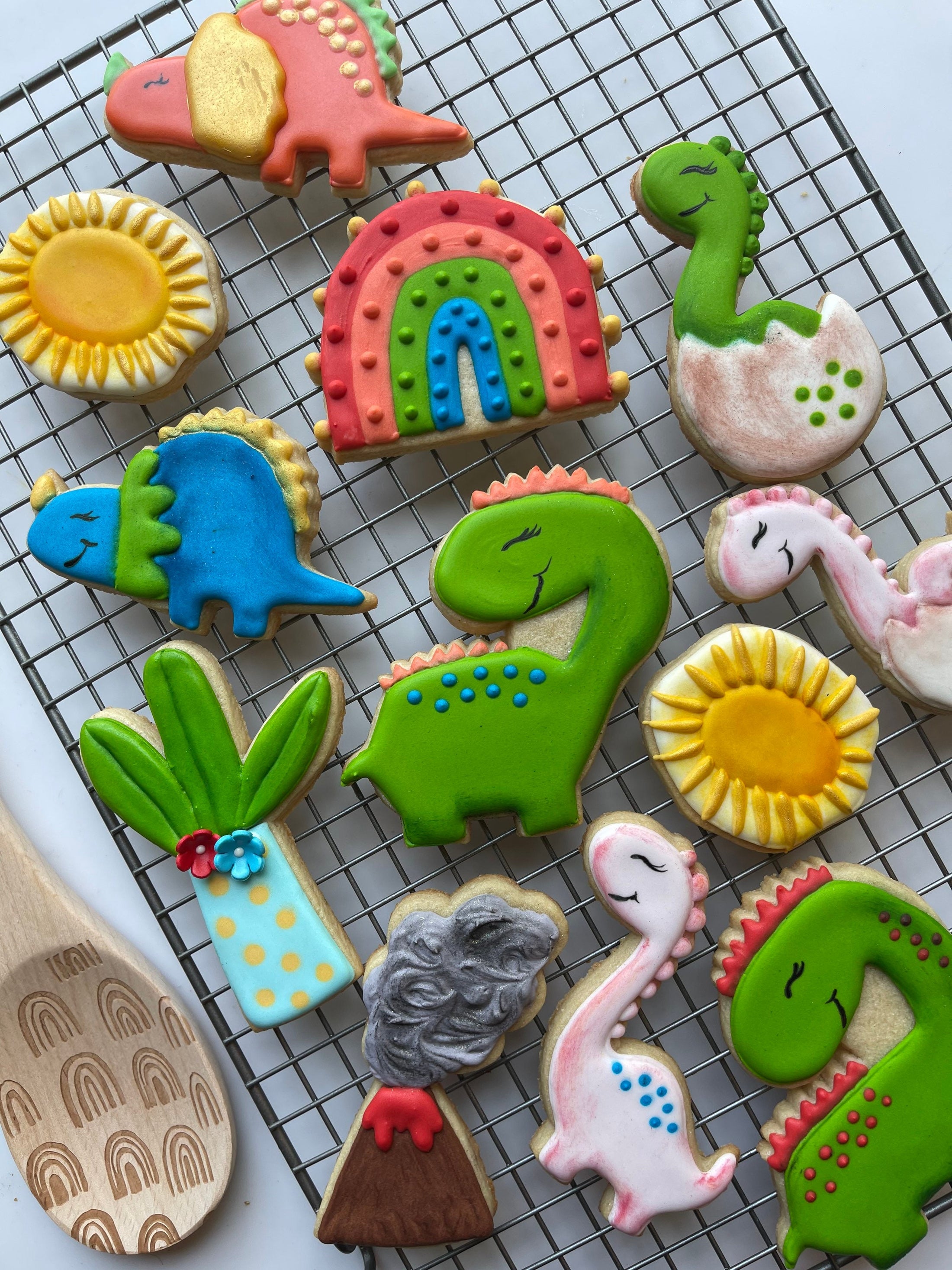 8 cookie cutter dinosaur set