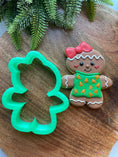 Load image into Gallery viewer, Cheerful gingerbread family cookie cutter set
