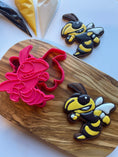 Load image into Gallery viewer, Yellow jacket/ hornet cookie cutter and cookie stamp set
